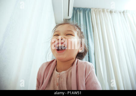 Mignon, laughing girl Banque D'Images