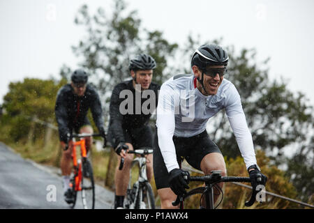 Male cyclist vélo avec des amis Banque D'Images