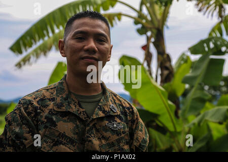 La Marine américaine Maître de 2e classe Jose Antonio, originaire de San Jose, Californie, et bio-médical technicien à l'engagement du groupe de santé communautaire rattaché à la Compagnie Bravo, 9e Bataillon de soutien du génie, 3d Marine Logistics Group, III Marine Expeditionary Force, pose pour un portrait photographique tout en appuyant l'exercice de débarquement amphibies des Philippines (33) PHIBLEX à Cagayan Valley, Philippines, le 10 octobre 2016. PHIBLEX est chaque année un exercice bilatéral américano-Philippine qui combine débarquement amphibie et de tir réel avec assistance civique humanitaire visant à renforcer l'interopérabilité Banque D'Images