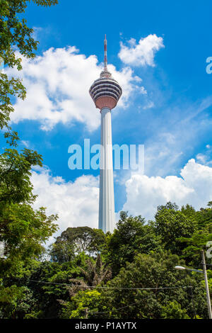 Kuala Lumpur/Malaisie - le 29 novembre 2014 : la Tour de Kuala Lumpur, domine l'horizon sur une journée ensoleillée en Malaisie. Banque D'Images