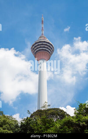 Kuala Lumpur/Malaisie - le 29 novembre 2014 : la Tour de Kuala Lumpur, domine l'horizon sur une journée ensoleillée en Malaisie. Banque D'Images