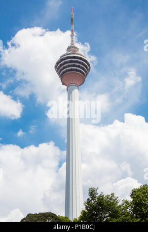 Kuala Lumpur/Malaisie - le 29 novembre 2014 : la Tour de Kuala Lumpur, domine l'horizon sur une journée ensoleillée en Malaisie. Banque D'Images