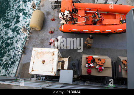 Les soldats de la 411e Détachement de transport exécuté pour répondre à un exercice à bord du MG Charles P. Gross dans le golfe Arabo-Persique, le 3 octobre 2016. Les marins de l'armée et les exercices de tir d'armes lorsqu'il n'est pas systématiquement sur une mission de l'Armée américaine à l'appui logistique centrale au Moyen-Orient. (Navire de soutien logistique-5), (U.S. Photo de l'armée par le Sgt. Brandon Hubbard, USARCENT) Affaires publiques Banque D'Images