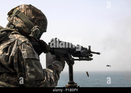 Un soldat du Fort Eustis, Va., 411e Détachement de transport de l'pousses MG Charles P. Gross (navire de soutien logistique-5) dans le golfe Persique au large des côtes du Koweït, le 3 octobre 2016. L'équipage du navire pratiques régulièrement à tirer sur des cibles importantes pour assurer son gonflable de la mission de l'armée américaine pour le transport de marchandises tout au long de sa centrale de la nation 20 Zone d'activité n'est pas ralentie par la menace d'eaux hostiles. (U.S. Photo de l'armée par le Sgt. Brandon Hubbard, USARCENT) Affaires publiques Banque D'Images