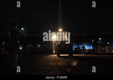 Situé dans les fournitures Joint Base McGuire-Dix-Lakehurst, N.J., sont déchargés à partir d'une base aérienne de Little Rock, Ark., C-130J 8 octobre 2016, à Port-au-Prince, Haïti. Le 61e Escadron de transport aérien a également transporté du personnel à partir de la 621e Escadre et le Plan d'intervention d'un Humvee dans passage de l'Ouragan Matthew, un ouragan de catégorie 4. (U.S. Photo de l'Armée de l'air par la Haute Airman Mercedes Taylor) Banque D'Images