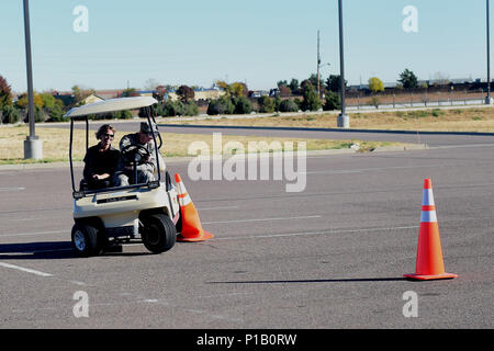 Membre de l'équipe de Buckley tente de conduire un chariot de golf tout en portant des lunettes d'ébriété au cours d'une journée Sécurité 7 Oct, 2016, dans le centre de remise en forme sur Buckley Air Force Base, Colorado l'événement comprenait la chasse et la sécurité en plein air, accueil et la sécurité-incendie et des activités pratiques pour la sécurité de la conduite. (U.S. Air Force photo par un membre de la 1re classe Gabrielle Spradling/libérés) Banque D'Images