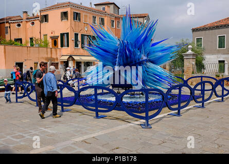 La sculpture moderne en verre bleu, Murano, Venise, Italie Banque D'Images