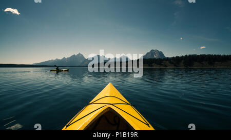 Kayak sur le lac Jackson à Grand Teton National Park Banque D'Images