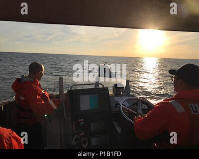 Garde côtière canadienne, la Garde côtière auxiliaire et les équipes de l'agence partenaire locale continuent de rechercher une personne dans l'eau après avoir répondu à un bateau chaviré près de l'entrée de Fire Island, New York, 12 octobre 2016. (U.S. Photo gracieuseté de la Garde côtière Station de la Garde côtière canadienne Fire Island) Banque D'Images