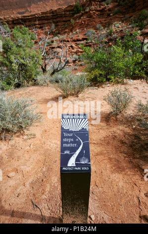 Rappelant les randonneurs de rester signe dans les sentiers pour protéger le fragile environnement désertique. Arches National Park, Utah, USA. Banque D'Images