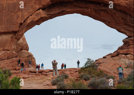 Les visiteurs d'admirer le passage de la fenêtre du nord au Parc National Arches près de Moab, Utah, USA. Banque D'Images