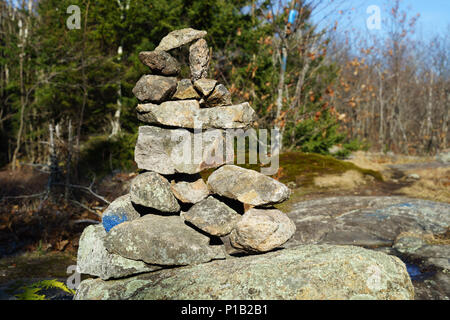 Cairn sur un sentier de randonnée dans les Laurentides, province de Québec, Canada. Banque D'Images