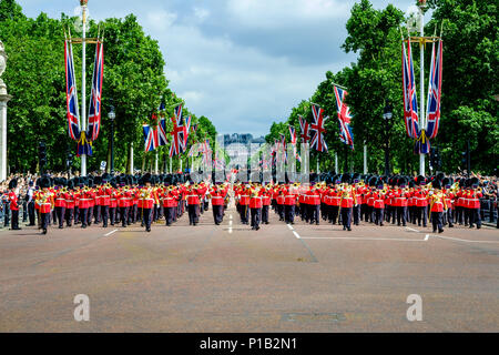 Le Colonel's Review a eu lieu le samedi 2 juin 2018 au Mall / Buckingham Palace, Londres. Photo : les groupes massés des divisions de ménages défilent le long du centre commercial. Banque D'Images