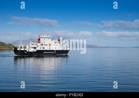 Ferry écossais de partir d'Oban sur la mer paisible Banque D'Images