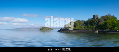 Beau paysage écossais montrant château au bord d'un loch de mer près de Oban. Banque D'Images