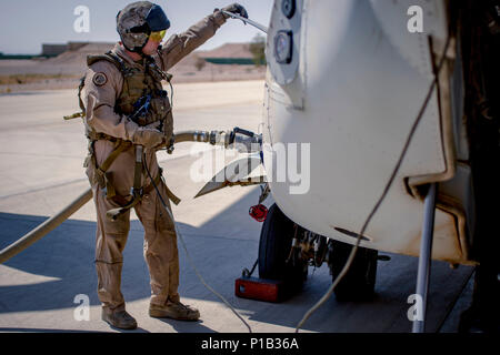 Le sergent du Corps des Marines des États-Unis. Austin J. Otto, un MV-22 Osprey chef d'équipage, avec l'escadron 363 à rotors basculants moyen Marine, Marine à des fins spéciales du Groupe de travail air-sol - Crisis Response - Central Command, alimente une MV-22 à l'avant d'un armement et d'essence avant de mener et de tir aérien - basse altitude au cours de formation tactiques Exercices Exercice 2016 dans le sud de la Jordanie, le 11 septembre 2016. Le MRX est un événement de formation collective où les éléments MAGTF collaborent pour améliorer les capacités individuelles et collectives. SPMAGTF - CR - CC est une unité expéditionnaire autonome, conçu pour fournir une Banque D'Images