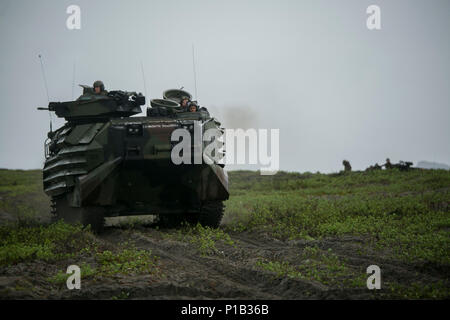 Un assaut véhicule amphibie se déplace vers un objectif au cours d'une opération de l'entrée forcée de démonstration dans le Subic Bay, Philippines, le 7 octobre 2016. La démonstration faisait partie de l'exercice de débarquement amphibies des Philippines (33 PHIBLEX). PHIBLEX-américain annuel est un exercice bilatéral militaire des Philippines qui combine les capacités amphibies et de tir réel avec assistance civique humanitaire visant à renforcer l'interopérabilité et les relations de travail. Les Marines des États-Unis sont avec l'Équipe de débarquement du bataillon, 2e Bataillon, 4e Régiment de Marines, attaché à la 31e unité expéditionnaire de marines, Marine III Banque D'Images