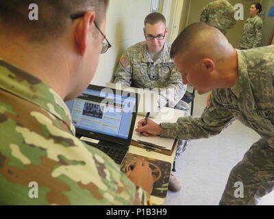 Avec les soldats de la Garde nationale de Caroline du Sud 246e Army Band utilise leur mission secondaire à l'appui d'intervention effectuées par la sécurité d'accès au travail et la responsabilisation du personnel dans les tâches de l'Ouragan Matthew. À son apogée, environ 2 800 soldats de la Garde nationale de Caroline du Sud et aviateurs ont été activé depuis le 4 octobre 2016 à l'appui de l'état et les organismes de gestion des urgences du comté et les premiers intervenants locaux après Gouverneur Nikki Haley a déclaré l'état d'urgence. Banque D'Images