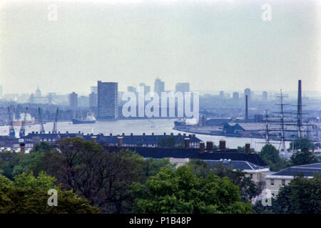 Le paysage toujours changeant de Londres, image prise sur le quai en novembre 1976 Banque D'Images