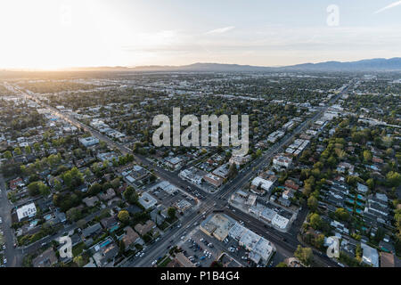 Los Angeles, Californie, USA - 18 Avril 2018 : le coucher du Soleil Vue aérienne de San Fernando Valley rues et bâtiments. Banque D'Images