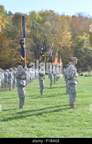 Des soldats américains avec la 86e Infantry Brigade Combat Team (montagne) en formation au cours d'une cérémonie de correctifs de nouveau au camp d'Ethan Allen Site de formation, Jericho, Vermont, le 15 octobre 2016. La 86e IBCT (MTN) participe au programme pilote d'unités associées et enfilé la 10e Mountain Division patch comme un symbole de leur nouvel alignement. (U.S. Photo de la Garde nationale par le sergent. Ashley Hayes) Banque D'Images