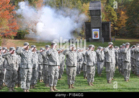 Des soldats américains avec la 86e Infantry Brigade Combat Team (montagne) salute comme canons sont licenciés au cours d'une cérémonie de correctifs de nouveau au camp d'Ethan Allen Site de formation, Jericho, Vermont, le 15 octobre 2016. La 86e IBCT (MTN) participe au programme pilote d'unités associées et enfilé la 10e Mountain Division patch comme un symbole de leur nouvel alignement. (U.S. Photo de la Garde nationale par le sergent. Ashley Hayes) Banque D'Images