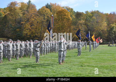 Des soldats américains avec la 86e Infantry Brigade Combat Team (montagne) en formation au cours d'une cérémonie de correctifs de nouveau au camp d'Ethan Allen Site de formation, Jericho, Vermont, le 15 octobre 2016. La 86e IBCT (MTN) participe au programme pilote d'unités associées et enfilé la 10e Mountain Division patch comme un symbole de leur nouvel alignement. (U.S. Photo de la Garde nationale par le sergent. Ashley Hayes) Banque D'Images