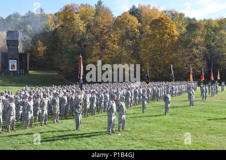 Des soldats américains avec la 86e Infantry Brigade Combat Team (montagne) en formation au cours d'une cérémonie de correctifs de nouveau au camp d'Ethan Allen Site de formation, Jericho, Vermont, le 15 octobre 2016. La 86e IBCT (MTN) participe au programme pilote d'unités associées et enfilé la 10e Mountain Division patch comme un symbole de leur nouvel alignement. (U.S. Photo de la Garde nationale par le sergent. Ashley Hayes) Banque D'Images