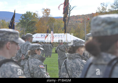 Des soldats américains avec la 86e Infantry Brigade Combat Team (montagne) en formation au cours d'une cérémonie de correctifs de nouveau au camp d'Ethan Allen Site de formation, Jericho, Vermont, le 15 octobre 2016. La 86e IBCT (MTN) participe au programme pilote d'unités associées et enfilé la 10e Mountain Division patch comme un symbole de leur nouvel alignement. (U.S. Photo de la Garde nationale par le sergent. Ashley Hayes) Banque D'Images