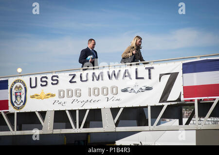 161014-N-ZI635-620 BALTIMORE (oct. 14, 2016) Peter Spiro, fils de l'ancien colonel Michael Spiro, fournit l'urne contenant les cendres de son père à bord d'avenir USS Zumwalt (DDG 1000). Le colonel Spiro était le long temps aide de camp de l'Adm. Elmo Zumwalt, le navire homonyme. Zumwalt, le navire de tête d'une classe de la prochaine génération de destroyers à missions multiples conçu pour accroître sa puissance navale de la mer, sera mise en service le 15 octobre à Baltimore. (U.S. Photo de la marine du Maître de 2e classe George M. Bell/libérés) Banque D'Images