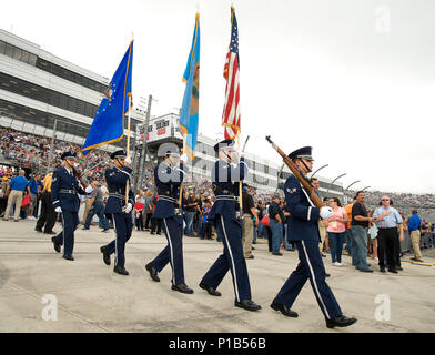 Les membres de la Dover Air Force Base sur la garde d'honneur de l'autre côté de la piste de course mars avant le chant de l'hymne national américaine singer Easton Corbin le 2 octobre 2016, au circuit automobile international de Dover, Dover, Delaware La garde d'honneur a présenté les couleurs avant le soldat citoyen 400 NASCAR Sprint Cup Series race que deux avions F-16 de la Garde nationale aérienne du Texas, 149th Fighter Wing, Joint Base San Antonio-Lackland, Texas, a volé au-dessus. (U.S. Air Force photo de Roland Balik) Banque D'Images