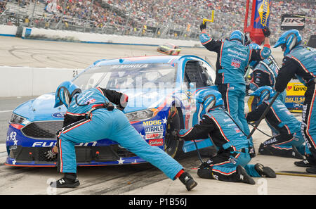 Aric Almirola, NASCAR Sprint Cup Series pilote pour le n° 43 Ford, Smithfield se présente pour faire un pit stop pendant le citoyen soldat 400 NASCAR Sprint Cup Series Le 2 octobre 2016, au circuit automobile international de Dover, Dover, Delaware l'US Air Force, l'un des nombreux sponsors de la voiture no 43, a commencé à la 27ème position et a terminé la course en 16e place. (U.S. Air Force photo de Roland Balik) Banque D'Images