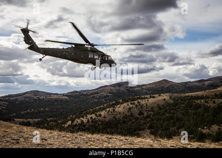 L'ARMÉE AMÉRICAINE UH-60 Black Hawk hélicoptères pilotes affectés à 2-158ème bataillon d'hélicoptères d'assaut, 16e Brigade d'aviation de combat, 7e Division d'infanterie, départ d'un 8 000 pieds de pic à Owyhee Mountains, New York, 5 octobre 2016. Les pilotes ont été la réalisation de l'environnement de la montagne la formation pour perfectionner les compétences nécessaires à des missions dans le monde entier dans le cadre de la fureur de rapaces, un exercice d'entraînement majeur réunissant plus de 1 000 soldats pour valider ID 7e 16e CAB's préparation aux missions. Banque D'Images