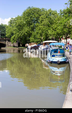 Le Canal du Midi, Carcassonne, Aude, département français de la région de l'Occitanie, France. Bateaux amarrés sur le canal bordé d'arbres. Banque D'Images