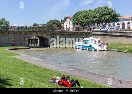 Le Canal du Midi, Carcassonne, Aude, département français de la région de l'Occitanie, France. Bateaux en attente de passer à travers des portes de l'écluse. Banque D'Images