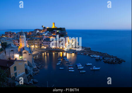 Vernazza ville au crépuscule. Cinque Terre, ligurie, italie Banque D'Images