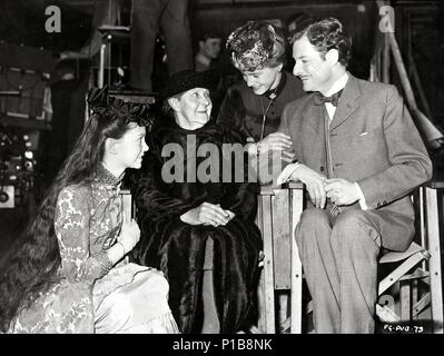 Description : Ethel Friese Barnes, fille de William Friese-Greene, visites le tournage du film.. Titre original : La boîte magique. Titre en anglais : La boîte magique. Film Réalisateur : JOHN BOULTING. Année : 1951. Stars : MARIA SCHELL ; ROBERT DONAT ; JANETTE SCOTT. Credit : FESTIVAL FILMS/BRITISH LION / Album Banque D'Images