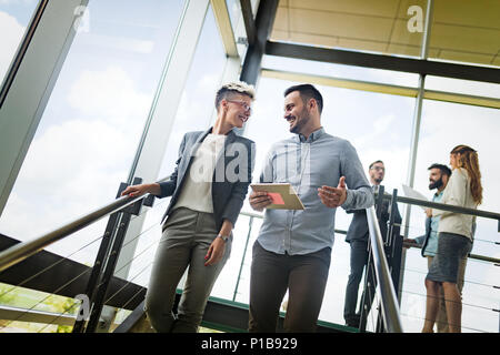 Heureux collègues chat occasionnel au bureau Banque D'Images