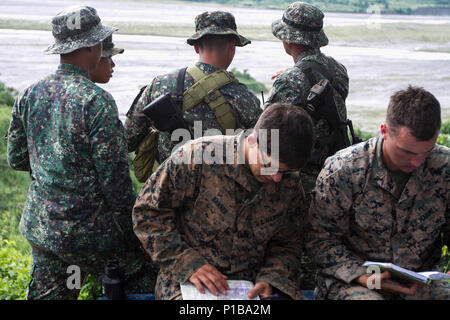 Les Marines américains avec la 31e Marine Expeditionary Unit plot points cible en tant que membres de la Philippine Marine Corps regarder vers le bas sur une gamme d'artillerie à partir d'un poste d'observation dans le Colonel Ernesto Ravina Air Base, Philippines, avant le début d'un bras-exercice de tir réel (CALFEX), 10 octobre 2016. Marines avec la 31e MEU se sont joints aux membres du Marine Corps à prendre part à CALFEX, l'occasion de l'événement culminant de PHIBLEX 33. PHIBLEX 33 est un exercice bilatéral annuel mené avec les forces armées des Philippines qui combine les capacités amphibies et de tir réel avec humanitari Banque D'Images