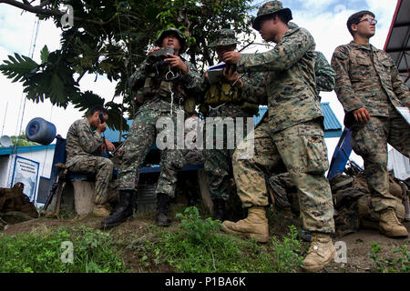 Les Marines américains avec la 31e unité expéditionnaire de Marines et les membres de la Marine Corps cible pour désigner des points d'artillerie avant le début d'un bras-exercice de tir réel (CALFEX) au cours de l'exercice 33 débarquement amphibies (PHIBLEX 33) à un poste d'observation dans le Colonel Ernesto Ravina Air Base, Philippines, le 10 octobre 2016. Marines avec la 31e MEU se sont joints aux membres du Marine Corps à prendre part à CALFEX, l'occasion de l'événement culminant de PHIBLEX 33. PHIBLEX 33 est un exercice bilatéral annuel mené avec les forces armées des Philippines qui combine capabiliti amphibie Banque D'Images