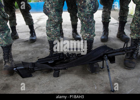 Les Marines des Philippines en stand formation à un poste d'observation dans le Colonel Ernesto Ravina Air Base, Philippines, avant le début d'un bras-exercice de tir réel (CALFEX), 10 octobre 2016. Marines avec la 31e Marine Expeditionary Unit se sont joints aux membres du Marine Corps à prendre part à CALFEX, l'occasion de l'événement culminant de PHIBLEX 33. PHIBLEX 33 est un exercice bilatéral annuel mené avec les forces armées des Philippines qui combine les capacités amphibies et de tir réel avec assistance civique humanitaire visant à renforcer l'interopérabilité et les relations de travail de thr Banque D'Images