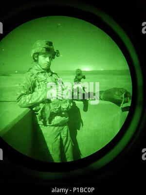 Le s.. Dalton Smith, officier des affaires publiques militaires chargé avec le 316e Corps expéditionnaire (Commande de soutien), pose après avoir tiré le M240B machine gun au cours d'une nuit à Fort Hood, TX., 10 octobre 2016. Il s'agit de préparer les soldats de la 316e au cours de leur instruction préalable au déploiement. (U.S. Photo de l'armée par le Sgt. Christopher Bigelow) Banque D'Images