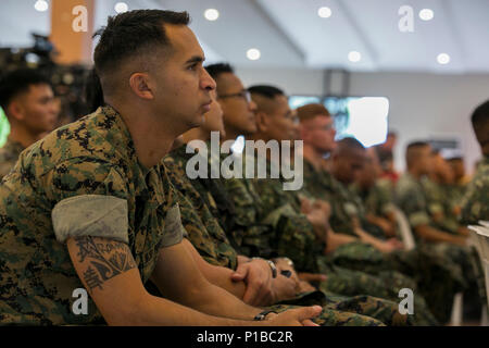 Les Marines américains et philippins assister à l'exercice de débarquement amphibies des Philippines (33 PHIBLEX) Cérémonie de clôture à Rudiardo Marine Barracks Brown, Taguig City, Philippines, le 11 octobre 2016. PHIBLEX-américain annuel est un exercice bilatéral militaire des Philippines qui combine les capacités amphibies et de tir réel avec assistance civique humanitaire visant à renforcer l'interopérabilité et les relations de travail. (U.S. Marine Corps photo par le Cpl. Steven Tran) Banque D'Images