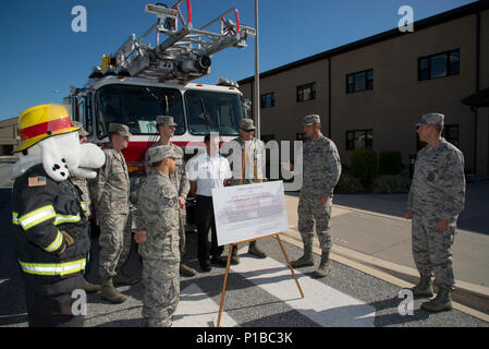 Le colonel Ethan Griffin, 436e Airlift Wing commander, merci les membres du 436e Escadron de génie civile Service d'incendie pour leurs efforts pour faire de la Semaine de prévention des incendies, un succès le 6 octobre 2016, à la base aérienne de Dover, Delaware l'unité pompiers donnent de leur temps pour accueillir des événements publics alors que leur sur-le-réveil wingmen garder l'installation en sécurité. (U.S. Air Force photo par Aaron J. Senior Airman Jenné) Banque D'Images
