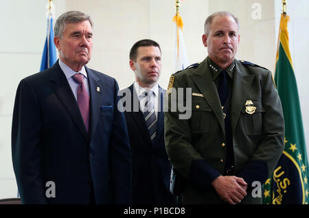 U.S. Customs and Border Protection Commissaire R. Gil Kerlikowske et nouveau Chef de la patrouille frontalière américaine Mark Morgan se tenir ensemble sur scène durant une cérémonie d'assermentation de Morgan à la Ronald Reagan Building à Washington, D.C., le 11 octobre 2016. Sur la photo en arrière-plan est le U.S. Customs and Border Protection Sous-commissaire Kevin K. McAleenan. Photo du CBP par Glenn Fawcett Banque D'Images