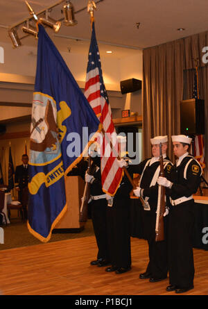 161008-N-VM861-003 BANGOR, Washington (oct. 8, 2016) - U.S. Naval Sea Cadet Corps Seaman Apprentice Trevino McCormack, Maître de 3e classe Thomas Aguilar, Seaman Apprentice Jake Corin, le marin James Christie parade couleurs pour l'hymne national à l'Balle Marine 2016, tenue dans la salle de bal, Bangor Naval Base Kitsap (NBK) - Bangor. Le bal de la marine est un événement annuel, qui célèbre le patrimoine, histoire et la journée le Congrès a créé la U.S. Navy, 13 octobre, 1775. La Marine a un 241 ans d'histoire de la défense de la liberté et de la projection et de la protection des intérêts américains à travers le monde. (U.S. Photo par Marine Banque D'Images