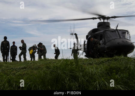 Les membres des Forces armées philippines, y compris le Major-général André costales, commandant de la Marine Corps, d'un délestage de l'Armée de l'Air Philippine UH-1 Huey avant le début d'un bras-exercice de tir réel (CALFEX) au colonel Ernesto Ravina Air Base, Philippines, le 10 octobre 2016. Marines avec la 31e Marine Expeditionary Unit se sont joints aux membres du Marine Corps à prendre part à CALFEX, l'occasion de l'événement culminant de PHIBLEX 33. PHIBLEX-américain annuel est un exercice bilatéral militaire des Philippines qui combine les capacités amphibies et de tir réel avec civique humanitaire assis Banque D'Images