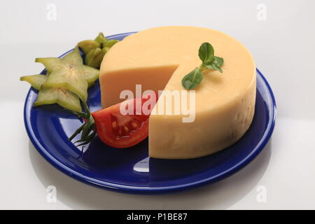Une meule de fromage en tranches Banque D'Images