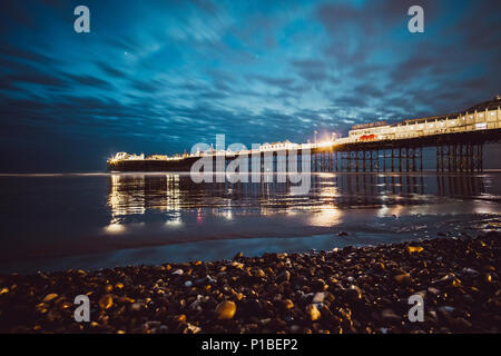 La jetée de Brighton, la nuit, la plage de Brighton, Brighton, Angleterre Banque D'Images