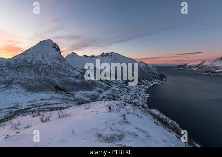 Vue depuis le mont Barden au Mont Segla et le Oyfjord au coucher du soleil, Senja, Norvège Banque D'Images